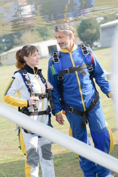Trainne och lärare fallskärmshoppare får i planet — Stockfoto