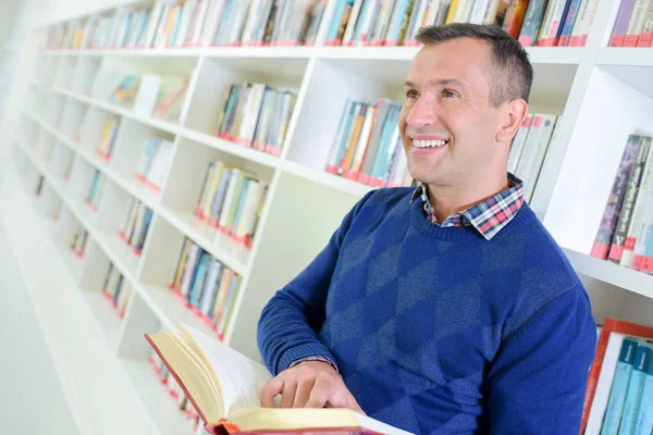 Meeting someone in the library — Stock Photo, Image