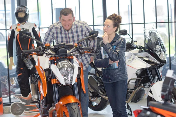 Man shopping for a new motorbike — Stock Photo, Image