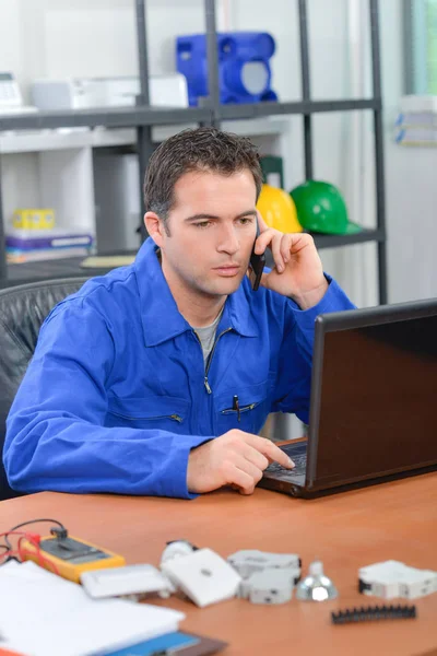 Elektricien werken in zijn kantoor — Stockfoto