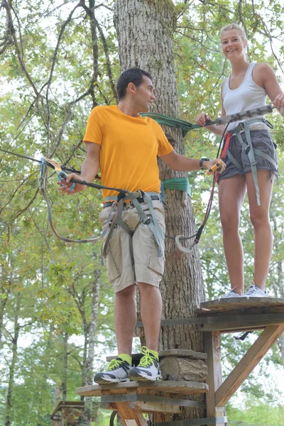 Rodina, horolezecké lano na adventure park — Stock fotografie