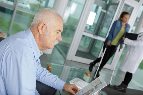 Homem idoso esperando no lobby do hospital — Fotografia de Stock