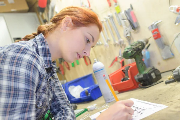 Mujer en taller elaborando planos — Foto de Stock