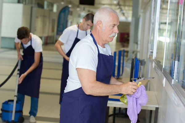 Gelukkig schoonmakers team op het werk — Stockfoto