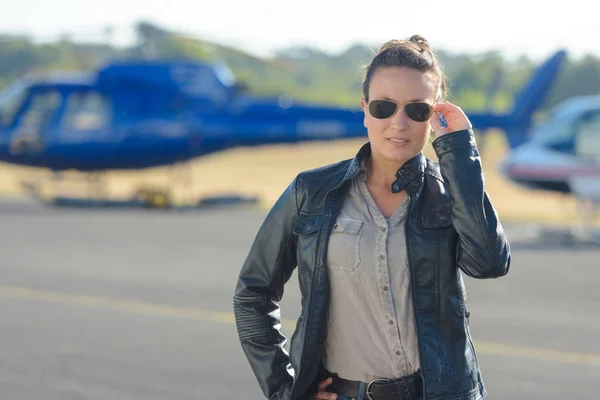 Jovem piloto de helicóptero mulher — Fotografia de Stock