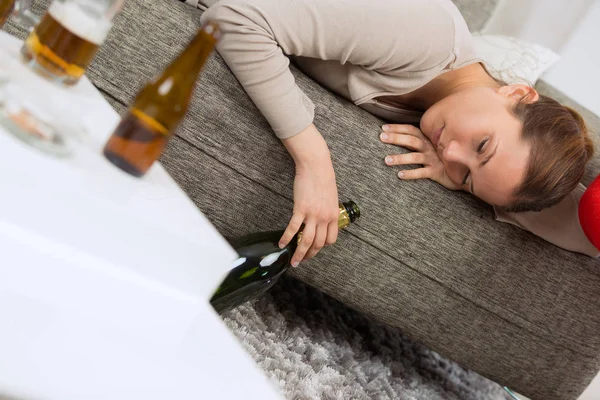 The drunk woman and liquor — Stock Photo, Image