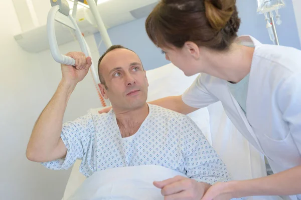 Patienten håller ett grepp i styret — Stockfoto