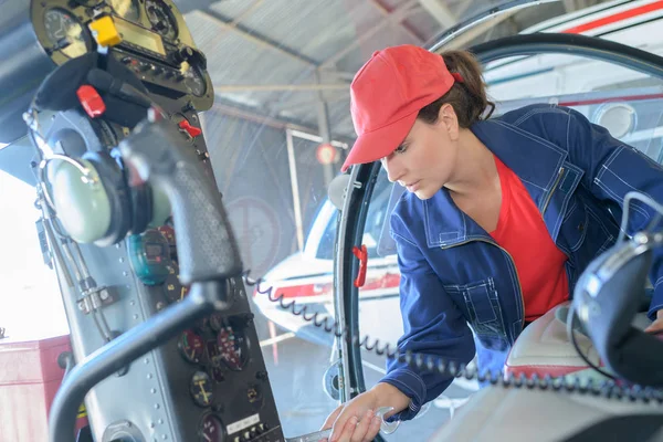 Mecánico examinando bajo el capó del coche en el garaje de reparación —  Fotos de Stock