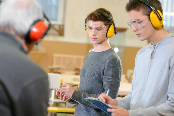 Student and teacher in carpentry class — Stock Photo, Image