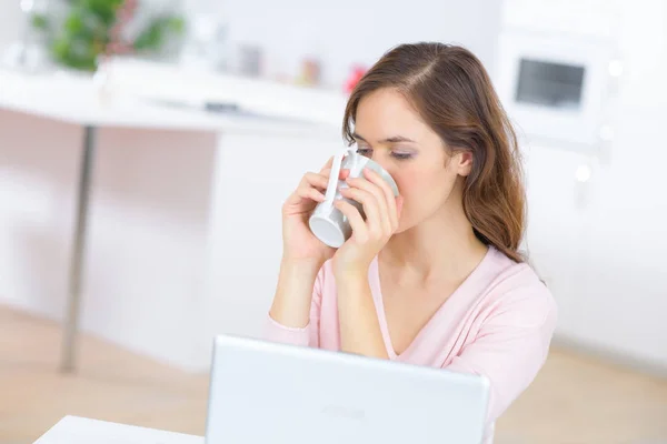 Woman with tea and laptop — Stock Photo, Image