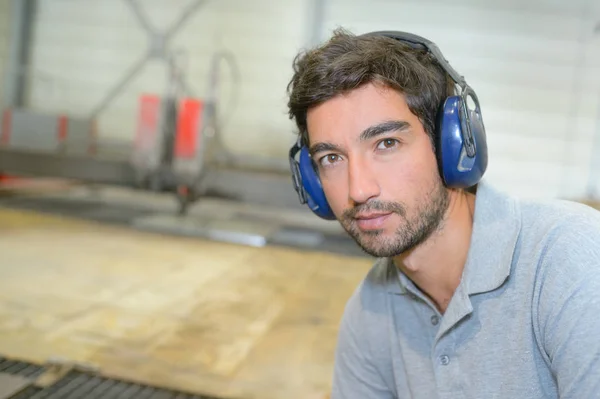 Retrato de homem usando protetores auriculares — Fotografia de Stock