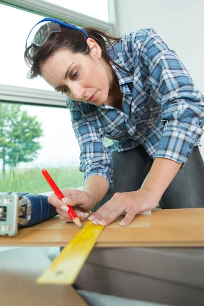 İşyerinde kadın marangoz — Stok fotoğraf