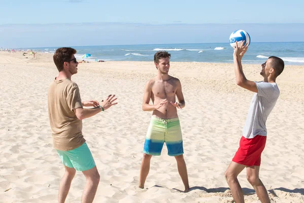 Pojkar spelar beachvolleyboll — Stockfoto