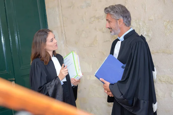 Reunião de juízes nas escadas — Fotografia de Stock