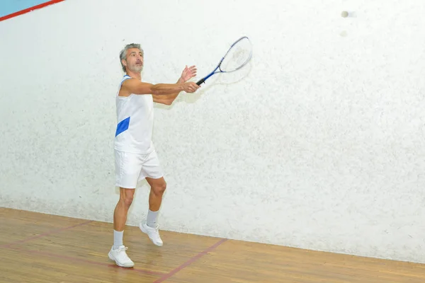 Homem jogando squash e homem — Fotografia de Stock