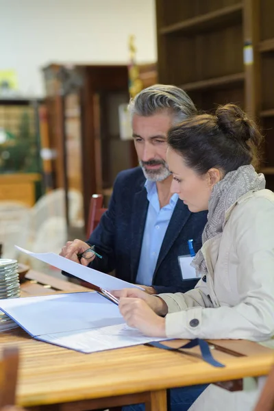 Vrouw met antieke eigenaar — Stockfoto