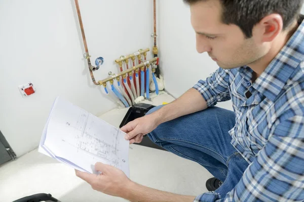 Hombre leer instrucciones de instalación —  Fotos de Stock