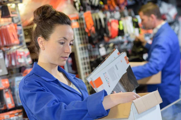 Fiducioso assistente negozio femminile in ferramenta — Foto Stock