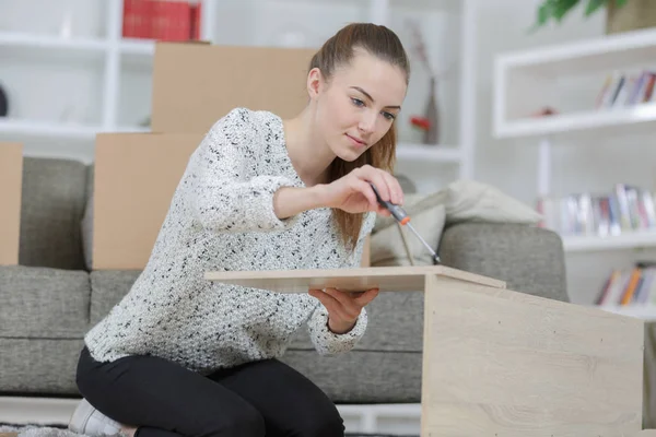 妇女在家里组装家具 — 图库照片