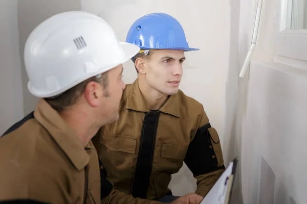 Obreros inspeccionando ventana y trabajador —  Fotos de Stock