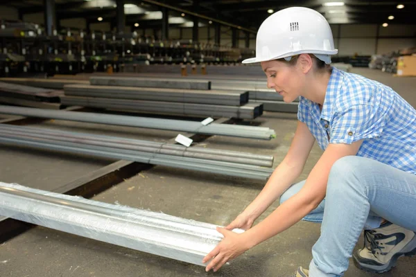 Vrouw de producten sorteren — Stockfoto