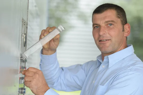 Ingeniero ajusta el acondicionador de aire en el centro de datos —  Fotos de Stock