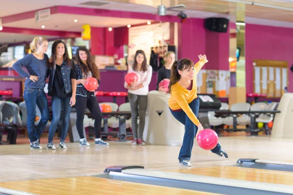 Postura certa no bowling — Fotografia de Stock