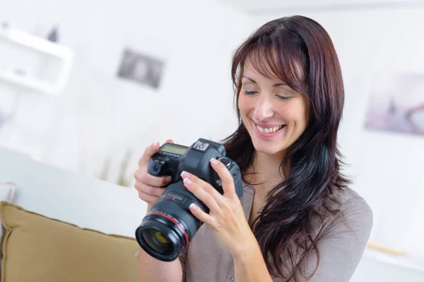 Fotógrafa y mujer feliz — Foto de Stock