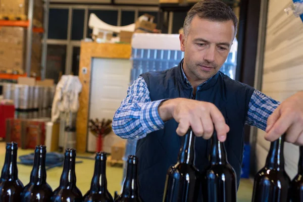 Schöner Packer an der Verpackungslinie in der Manufaktur — Stockfoto