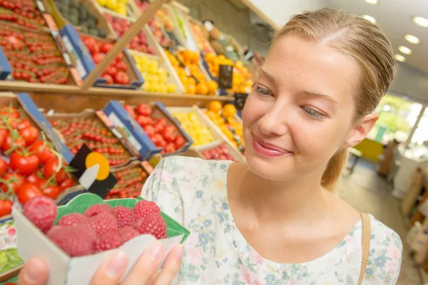 Mulher segurando um punnet de framboesas — Fotografia de Stock