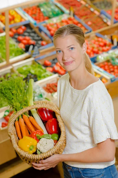 Frau mit einem Korb mit Gemüse — Stockfoto