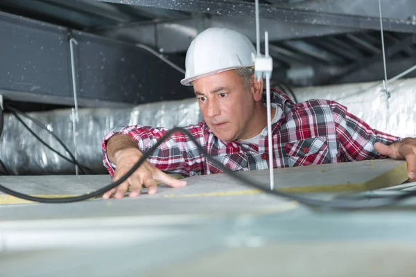 Trabalhador da construção masculina no teto — Fotografia de Stock
