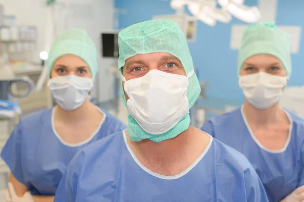 Cerrahi Tiyatrosu'nda üç cerrahlar — Stok fotoğraf