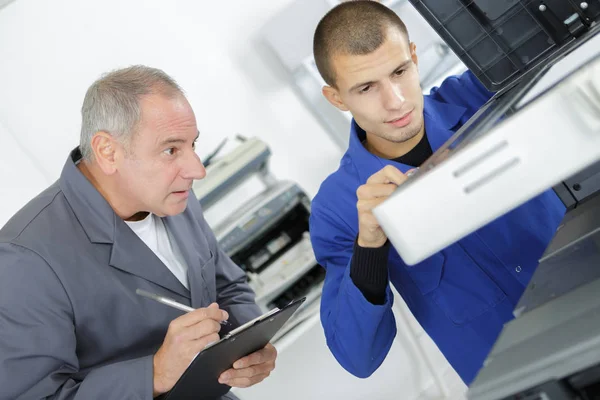 Jonge mannelijke technicus wordt getest in school — Stockfoto