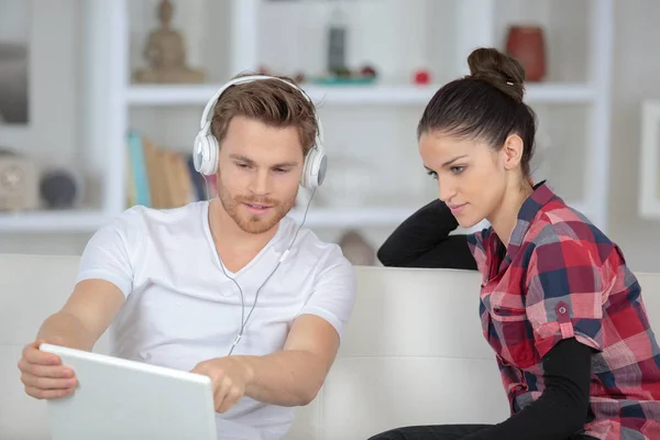 Man showing laptop to his girlfriend — Stock Photo, Image