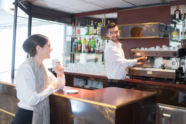 In de cafetaria en werk — Stockfoto