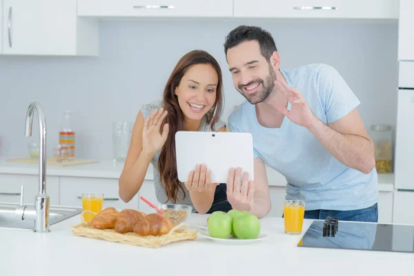 Ζευγάρι κάνει μια κλήση βίντεο, χρησιμοποιώντας ένα tablet — Φωτογραφία Αρχείου