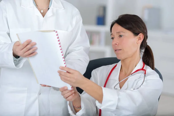 Equipo de médicos que trabajan en consultorio médico —  Fotos de Stock