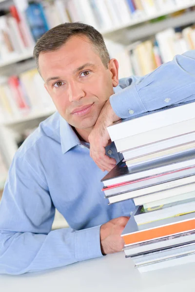 Trabajador que trabaja horas extras y educar —  Fotos de Stock