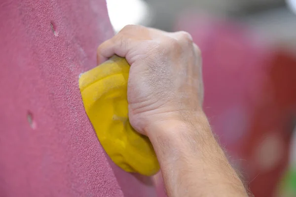 Horolezci ruku na lezeckou stěnu detail — Stock fotografie