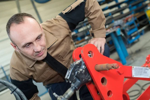 Işçi reparing Fabrika Makinaları — Stok fotoğraf