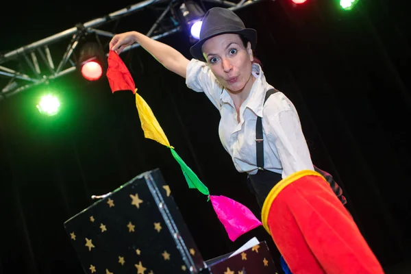 Krásné kouzelník na jevišti arény cirkus — Stock fotografie