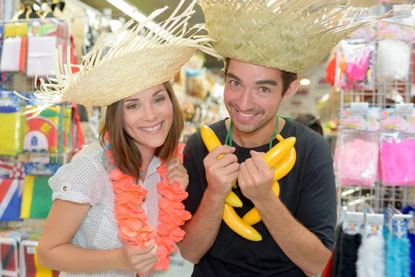 Retrato de feliz casal se divertindo tentando trajes — Fotografia de Stock