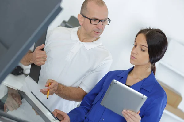 Ingenjörsutbildning kvinnlig lärling på cnc maskin — Stockfoto