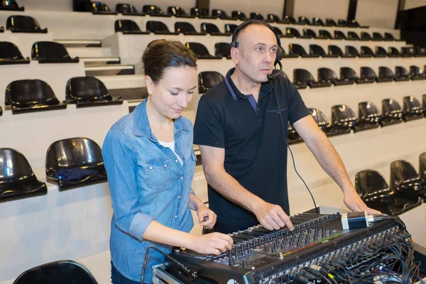 Weiblicher und männlicher Tonmixer auf einem Stadtfest — Stockfoto