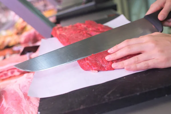 Açougueiro corta carne e corte — Fotografia de Stock