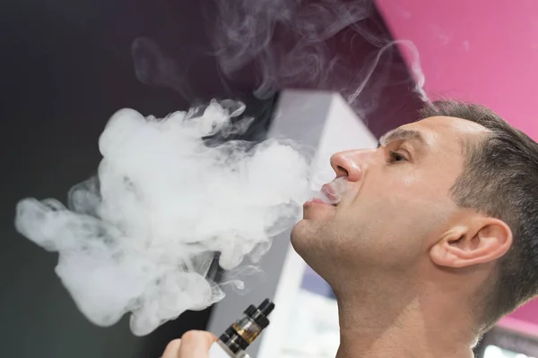 Férfi vapor cigaretta fedett — Stock Fotó