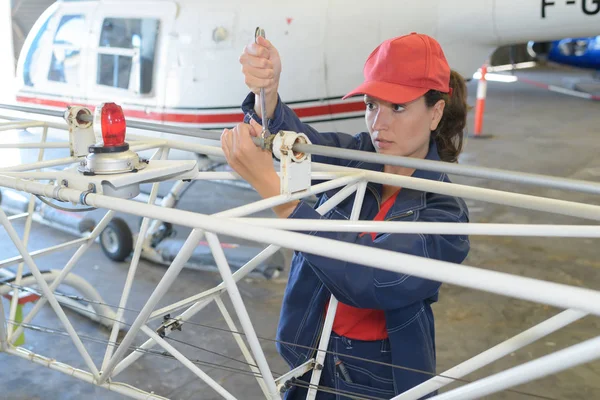 Trabajadora del aeropuerto en hangar —  Fotos de Stock