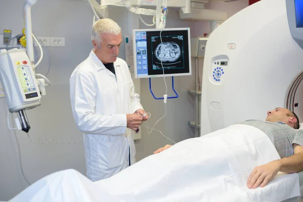 Médico y paciente en sala de resonancia magnética en el hospital — Foto de Stock