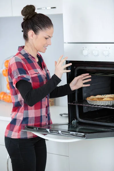 Oven food burn and female — Stock Photo, Image